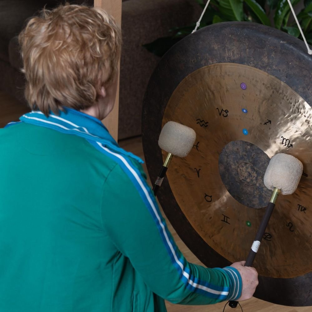 Ans speelt op de gong